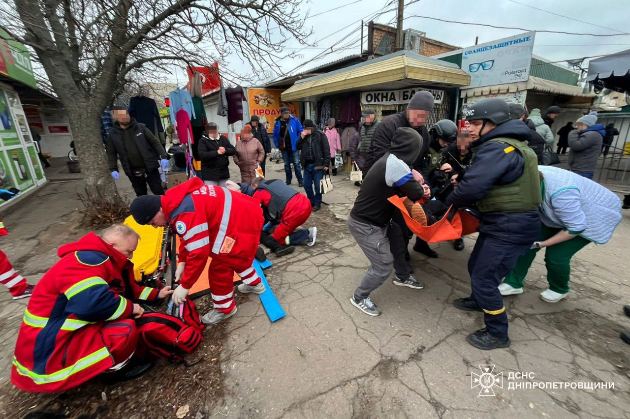 Удар по рынку в Никополе: пострадали восемь человек, четверо — в критическом и тяжелом состоянии