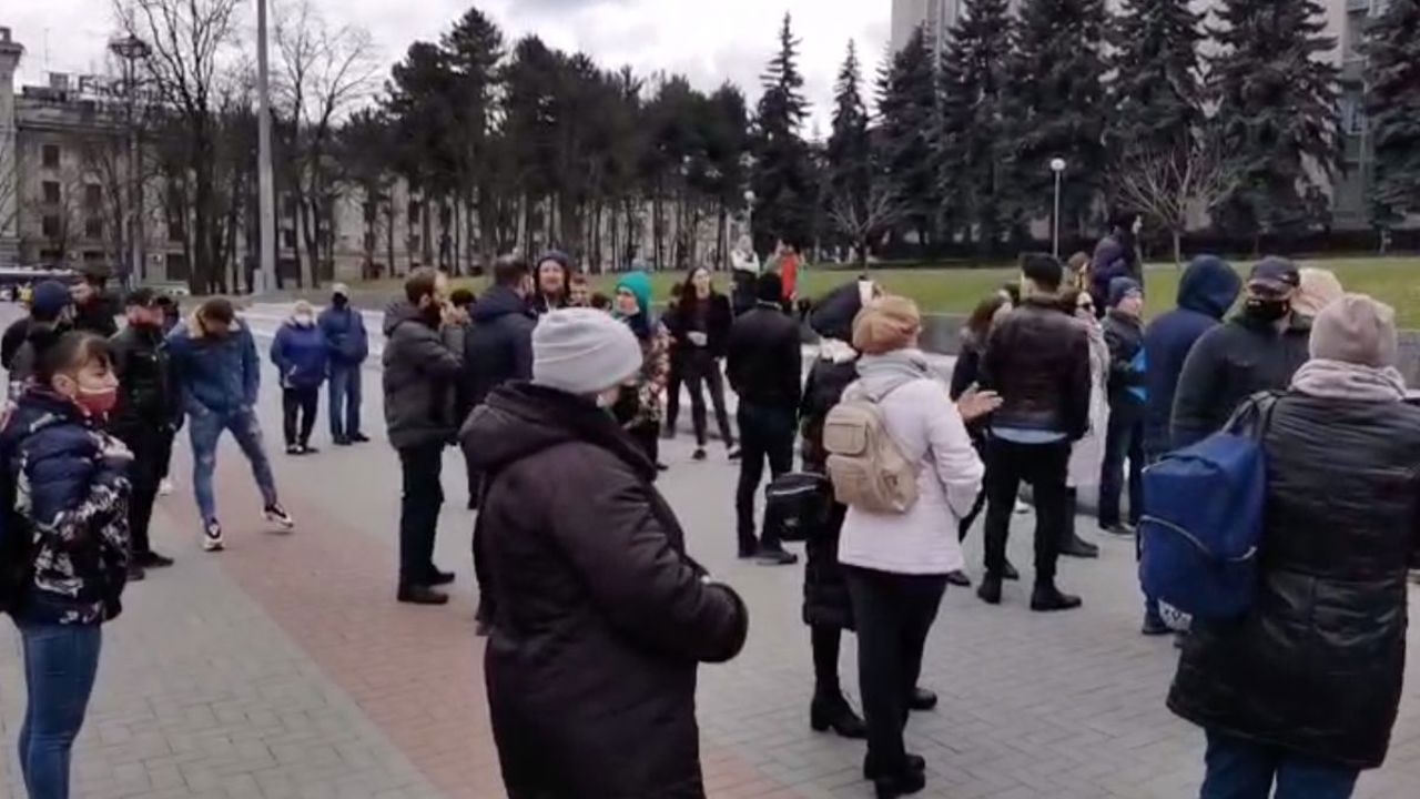 Deputați și simpatizanți ai BCS au protestat la Guvern. Reprezentanții puterii nu comentează protestul