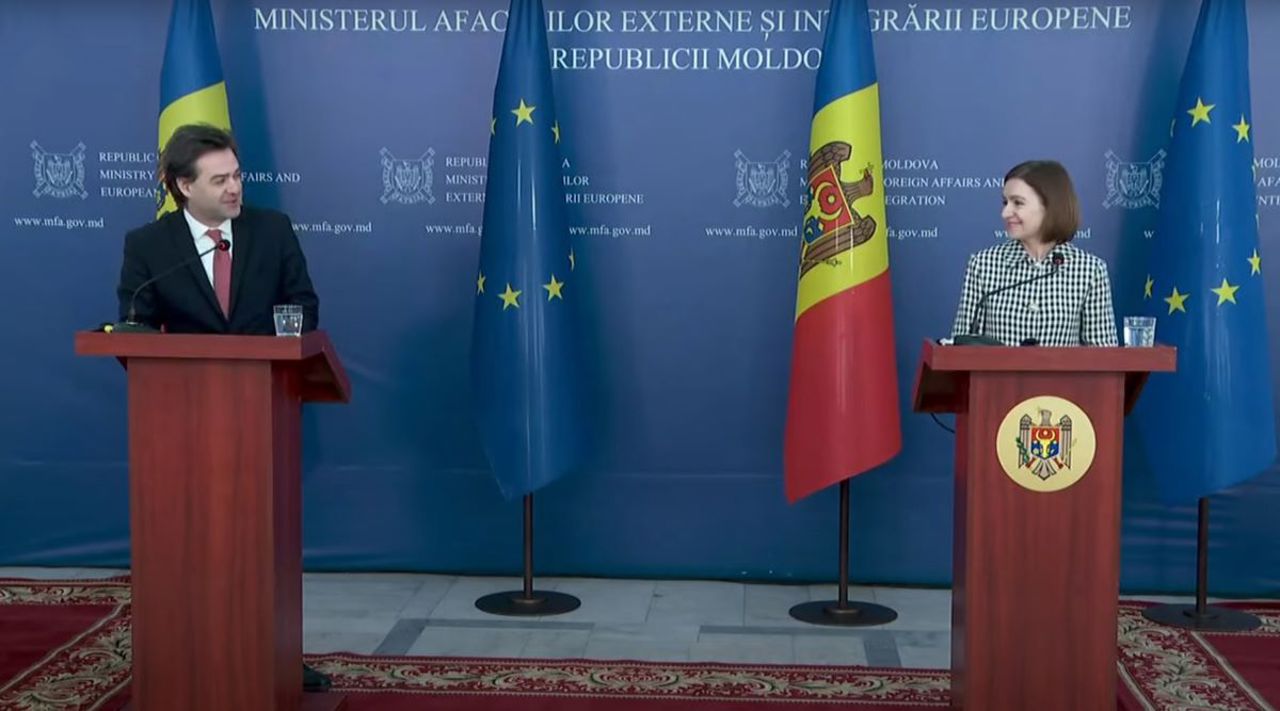 Ceremonie festivă la MAEIE. Maia Sandu îi mulțumește lui Nicu Popescu pentru „contribuția extraordinară la procesul de aderare a Republicii Moldova la Uniunea Europeană” 