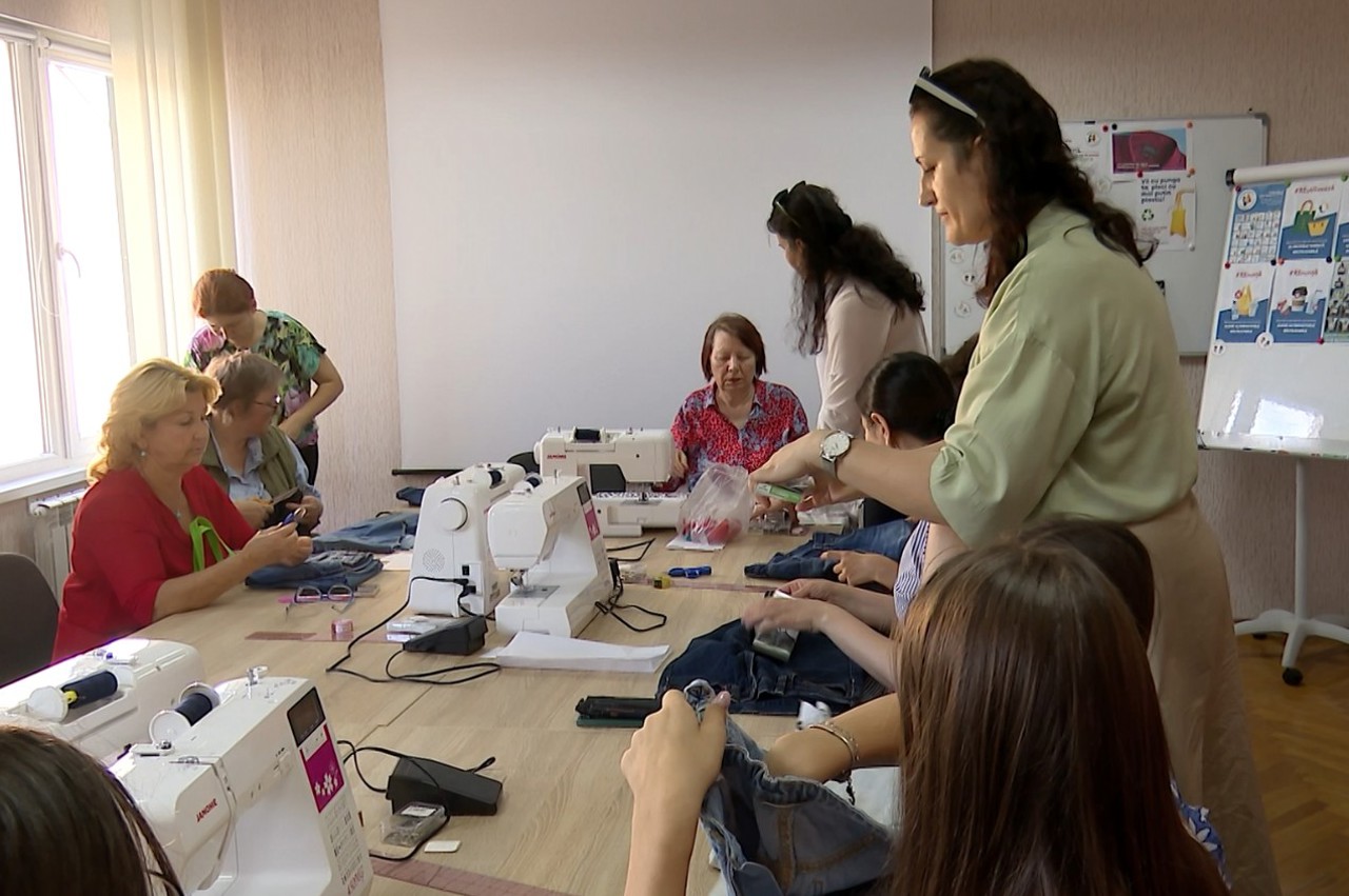 Din blugi vechi - torbițe cu stil, atelier de reciclare creativă în capitală 