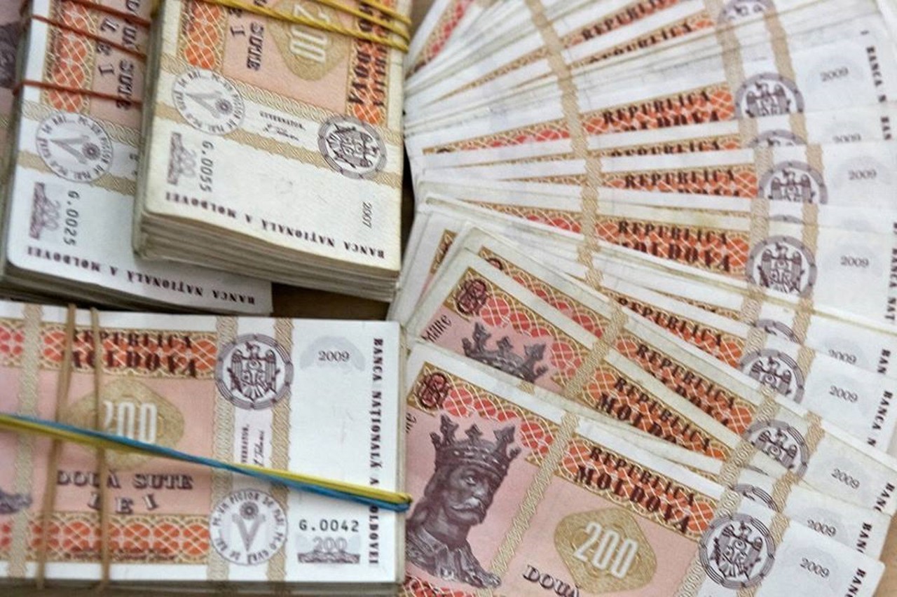 Tot mai mulți moldoveni aleg să își păstreze economiile în bănci