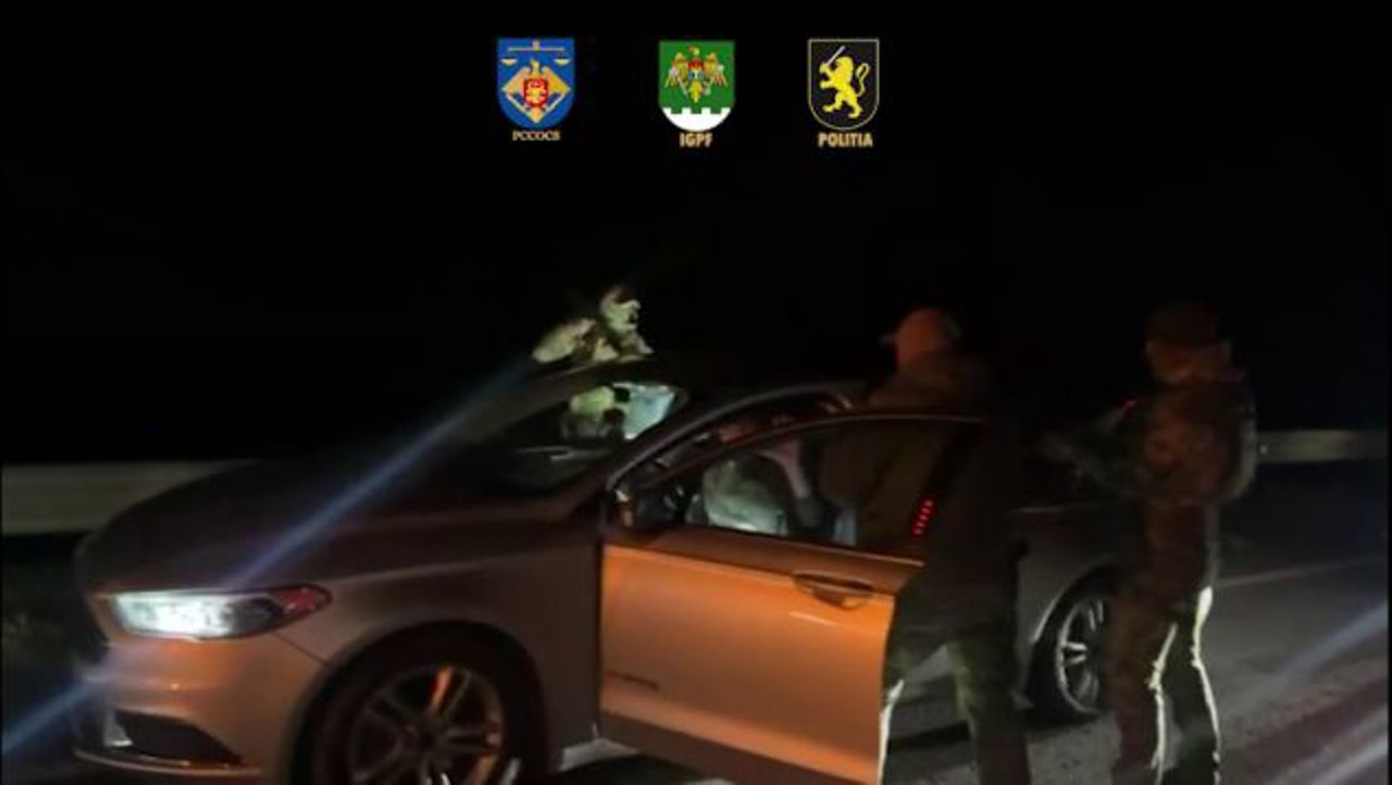 Le-au promis că îi duc ilegal peste Prut, iar la frontieră i-au amenințat cu un cuțit să le dea toți banii: Patru persoane din Hâncești, în arest preventiv