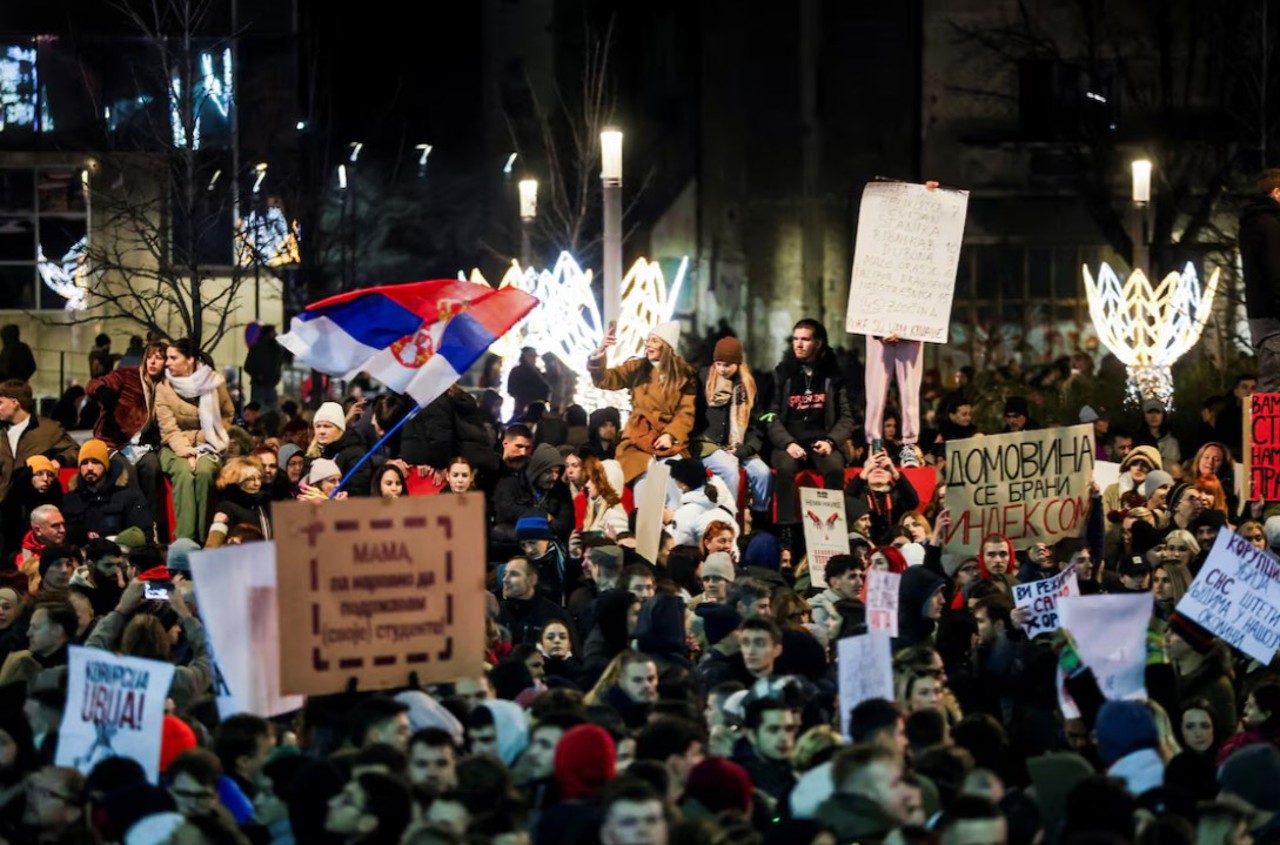 Proteste masive în Serbia după tragedia de la gară, unde 15 oameni au decedat