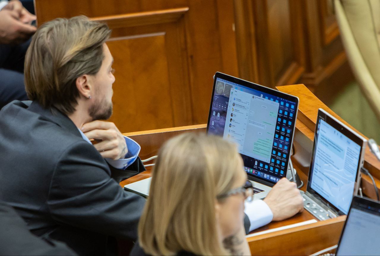 Chatul „Kenții”, surprins în plenul Parlamentului: explicațiile deputaților PAS