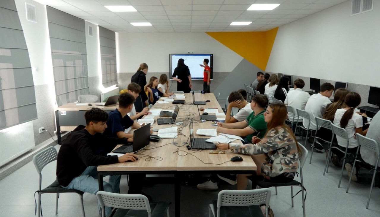 Clasă multifuncțională la Drăsliceni: Elevii dispun de tablă interactivă, internet și echipamente pentru robotică