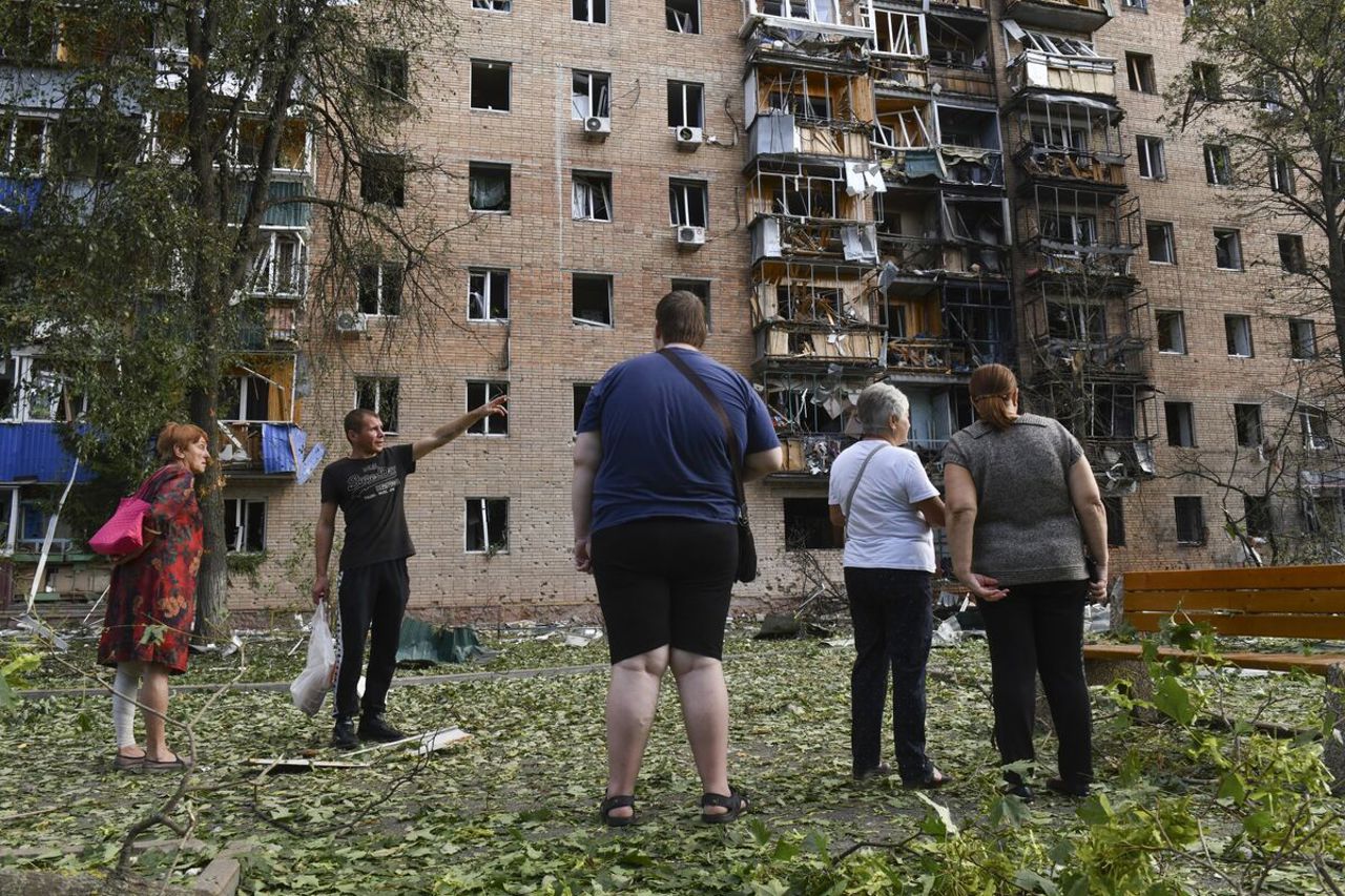 AP / Locatarii unei clădiri de apartamente avariată în urma bombardamentelor părții ucrainene stau lângă clădire în Kursk, Rusia, 11 august