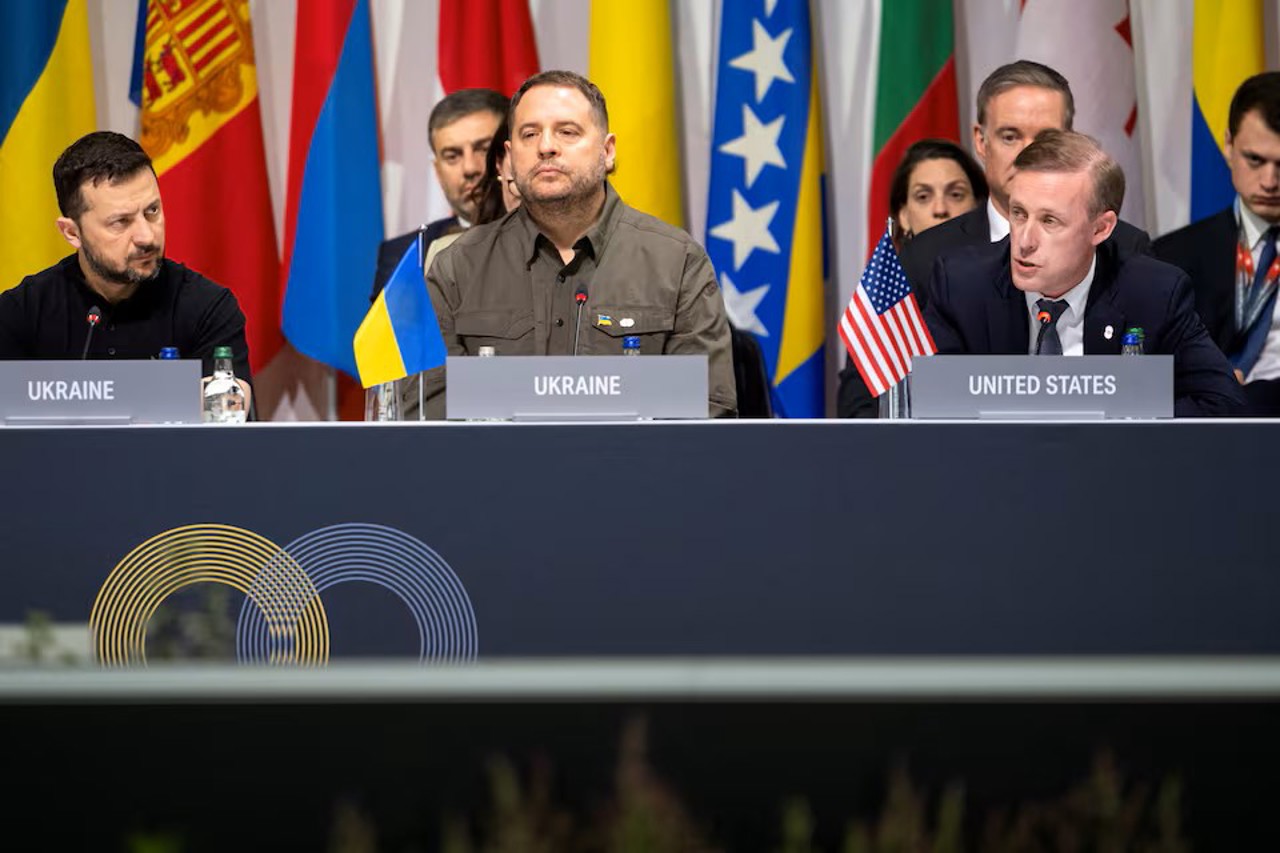Reuters / Consilierul pentru securitate al SUA, Jake Sullivan, vorbește alături de președintele ucrainean Volodimir Zelenski și șeful Biroului prezidențial al Ucrainei, Andrii Yermak, în timpul summitului privind pacea în Ucraina, în Stansstad, lângă Lucerna, Elveția, 16 iunie 2024