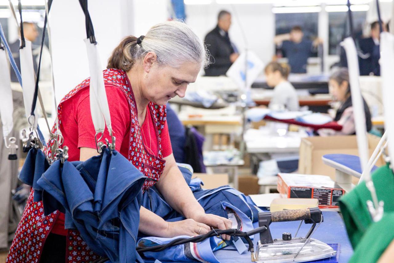 Pantaloni casual cusuți la Fălești și Ungheni pentru un brand din Germania: ce spune investitorul italian despre angajații din R. Moldova