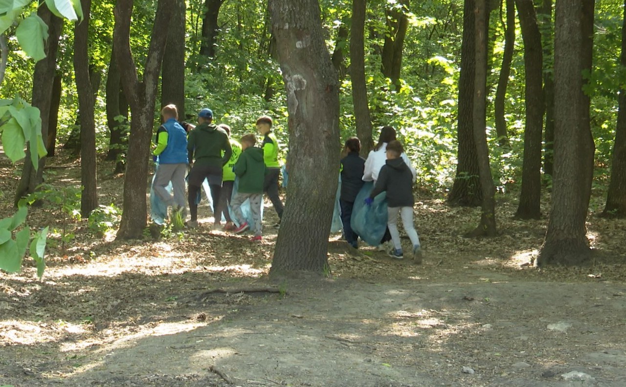 Acțiune de voluntariat: mai mulți copii au făcut curățenie în parcul unde se antrenează