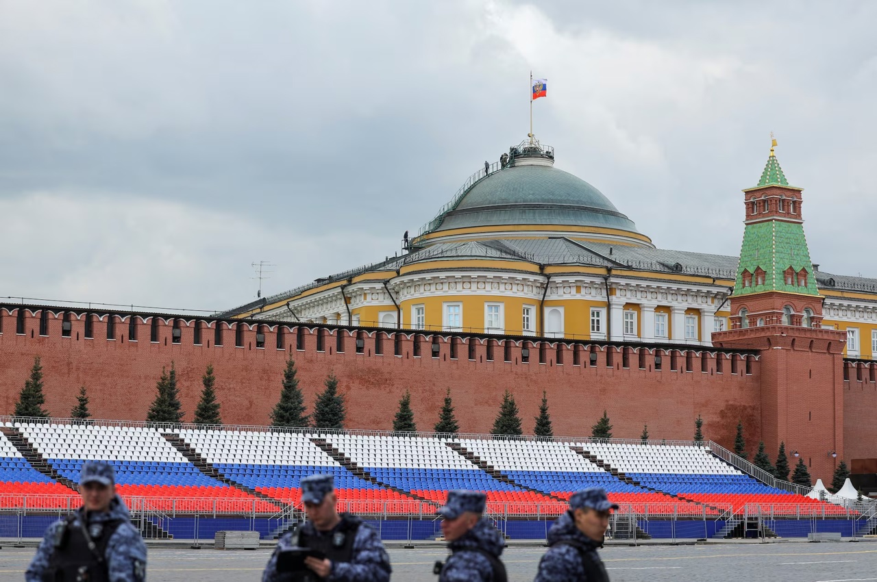 Reuters / Ofițeri ai forțelor de ordine ruse păzesc Piața Roșie, în timp ce pe acoperișul clădirii Senatului Kremlinului se văd siluete de oameni, Moscova, Rusia, 3 mai 2023