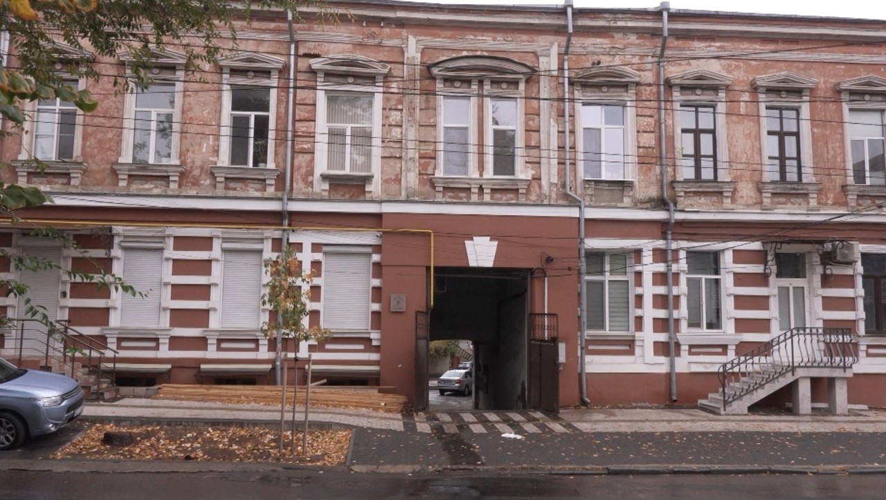 „Un perete era cât pe ce să cadă”: Calvarul locatarilor unei clădiri istorice din Chișinău 
