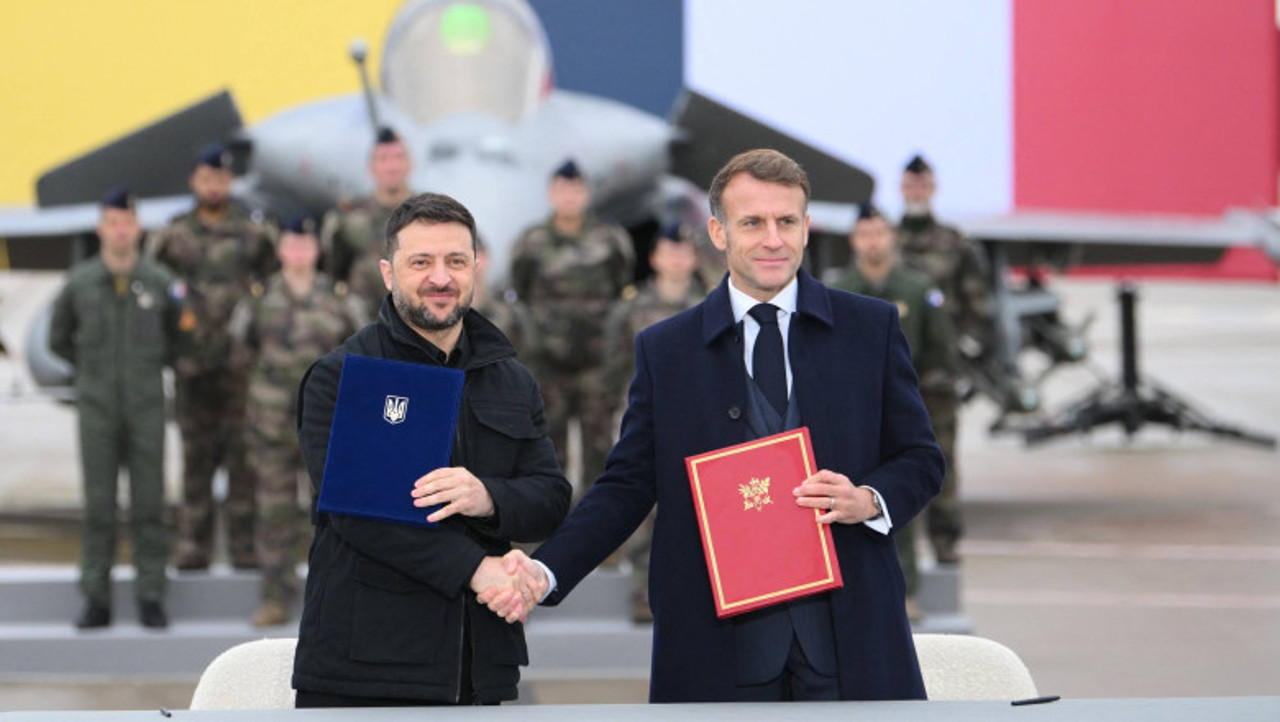 Președinții Emmanuel Macron și Volodimir Zelenski au semnat un acord „istoric” în domeniul armamentului