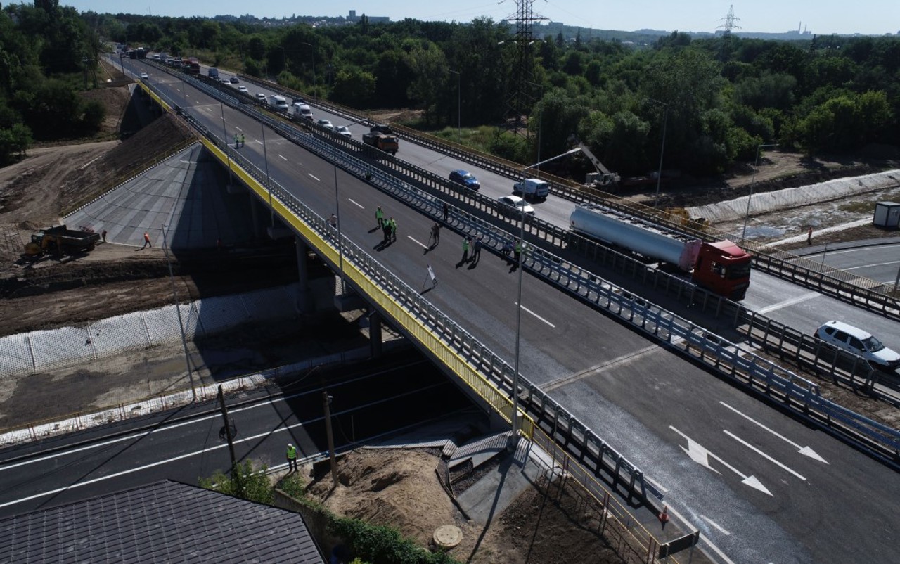 На Балканском шоссе открыли движение по мосту через Бык и железнодорожному путепроводу