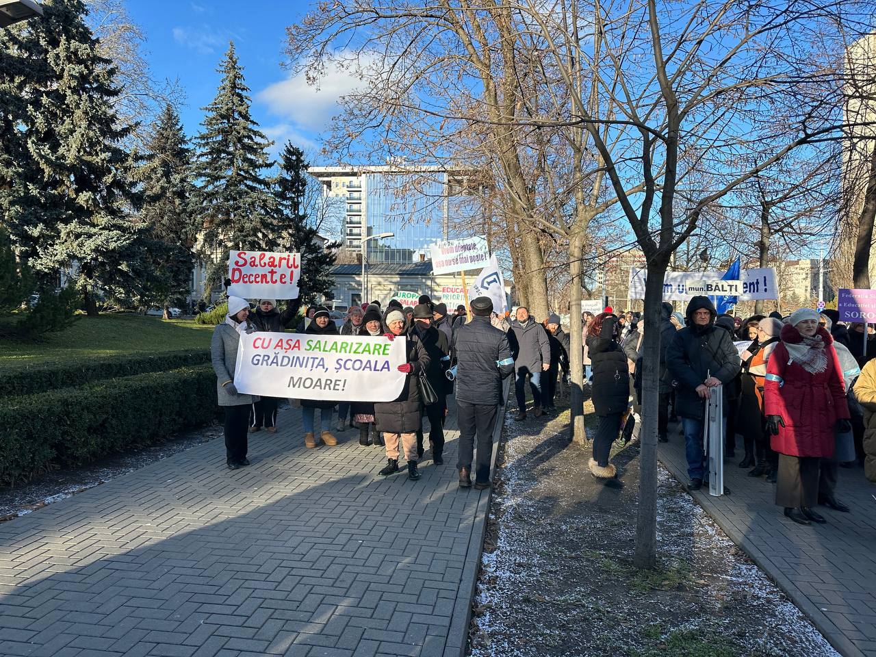 Profesorii din Republica Moldova protestează în fața Parlamentului: cer salarii egale cu media pe economie