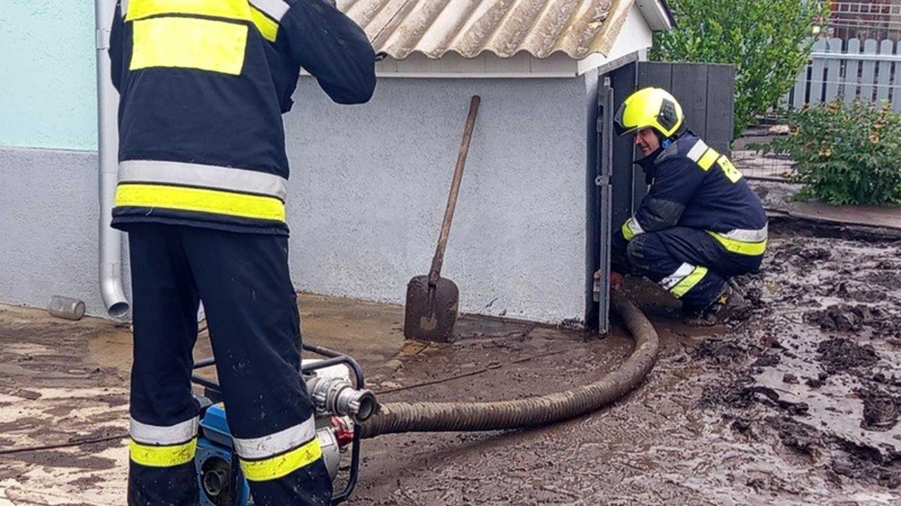 Beciuri inundate și o ambulanță blocată în noroi: IGSU a intervenit după ploile puternice din 12 mai