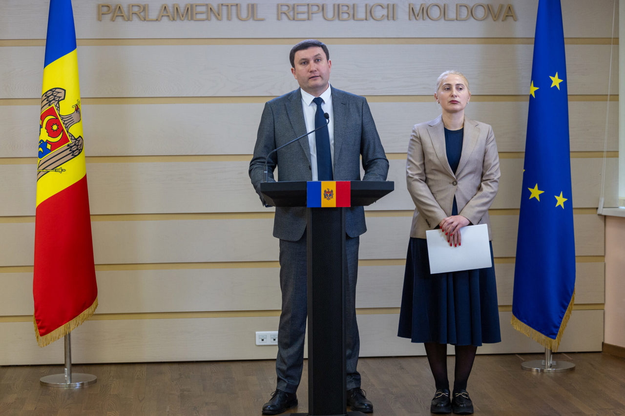 PSRM cere moratoriu pe orice formă de comasare a instituțiilor educaționale și salarii mai mari pentru profesori