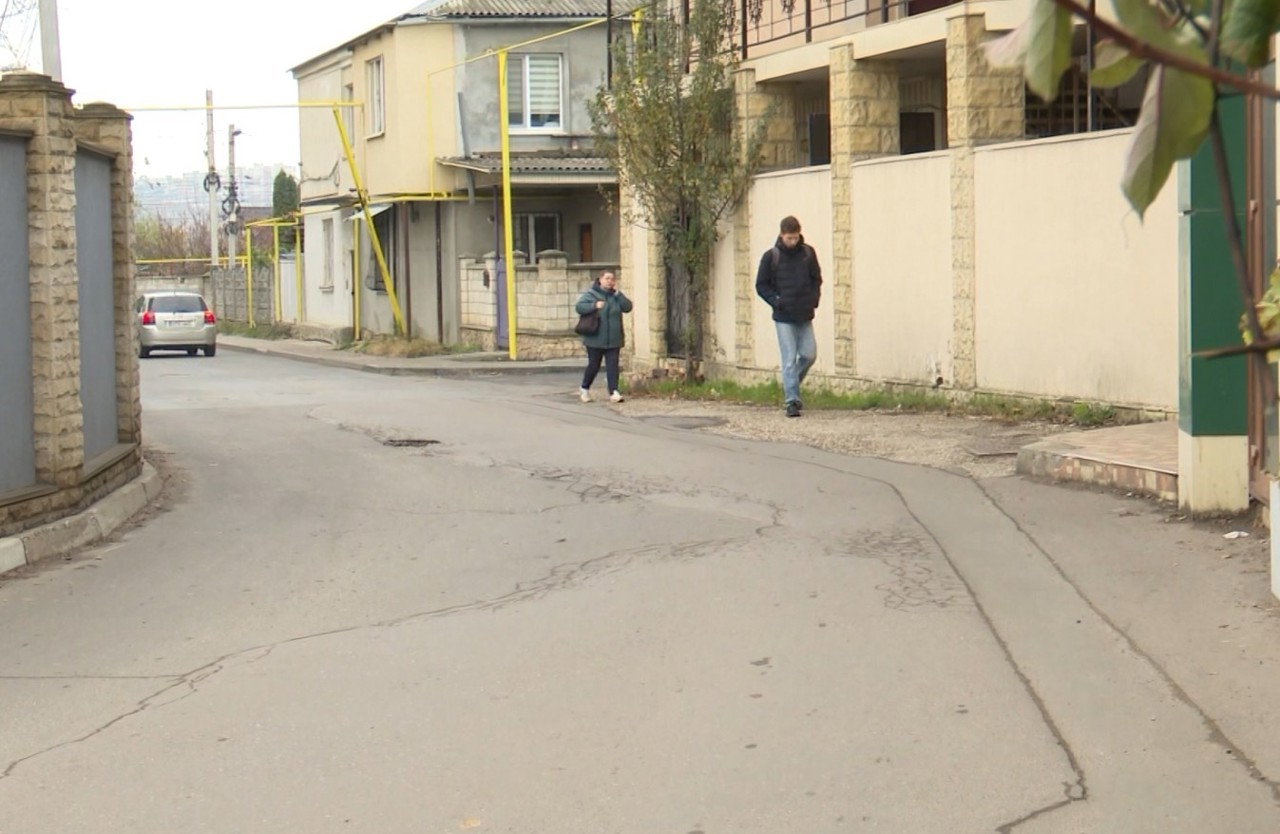 Durleștiul, „fără stăpân”: Muncitorii din Chișinău vor efectua lucrări de reparație și salubrizare a unor străzi centrale din suburbie