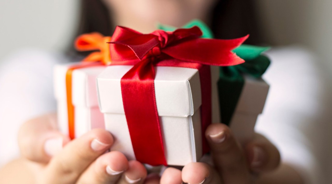 Moldovenii, îndemnați să doneze în cadrul campaniei „Să fii Moș Crăciun e simplu!”. Bunurile vor ajunge la familiile social vulnerabile din țară (VIDEO)