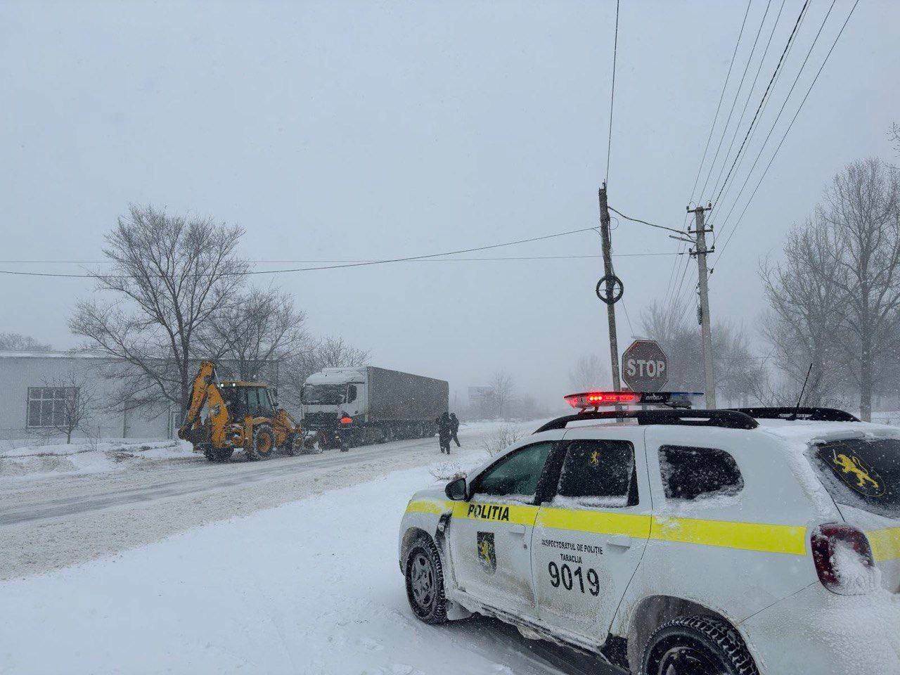 Ninsori și ghețuș | Mai multe mașini, blocate în sudul țării și în capitală. A fost necesară intervenția poliției  