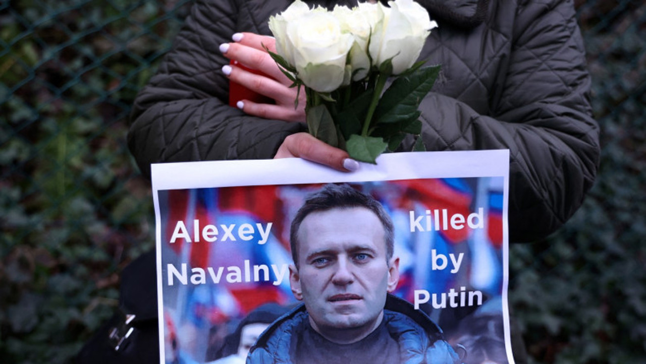 Alexei Navalny's Parents Express Gratitude to Thousands at Grave