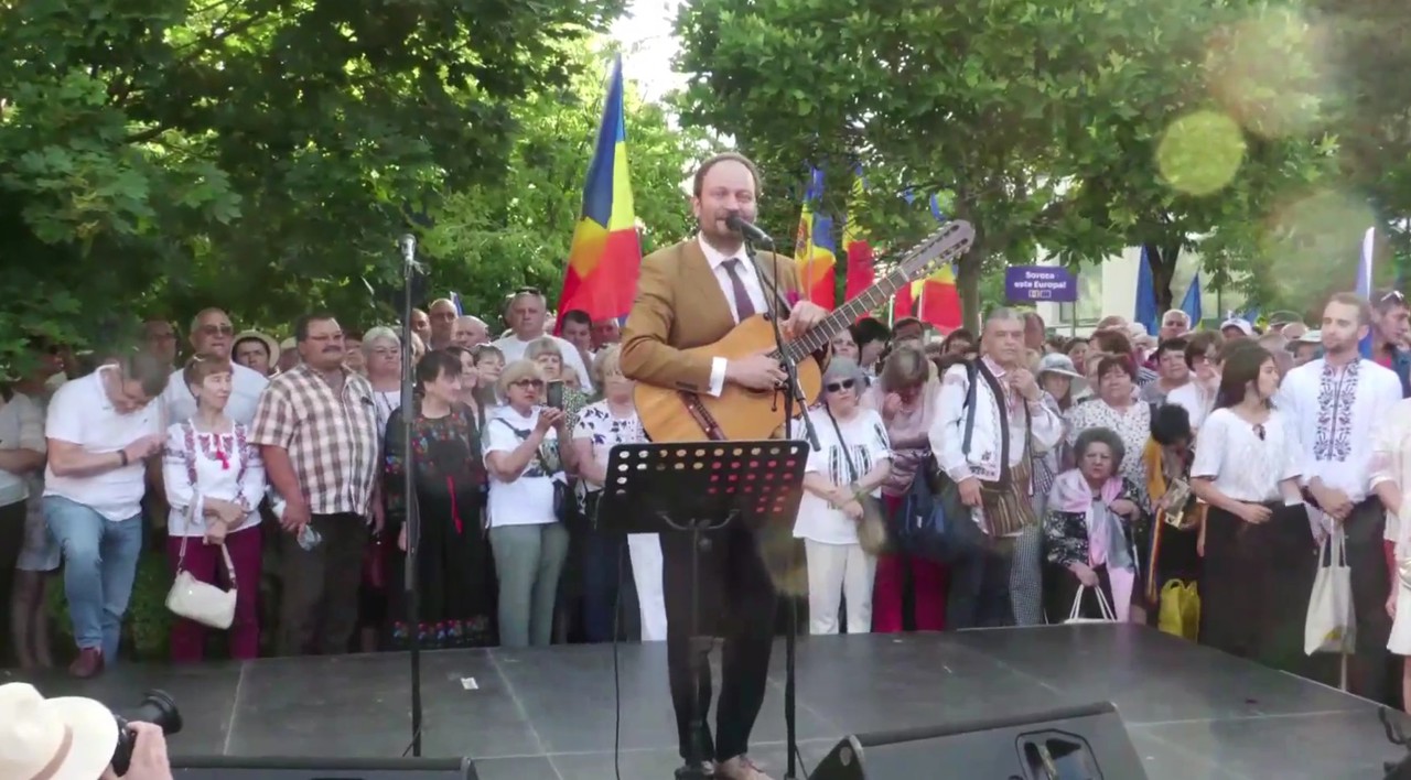 Tricolor, cântece patriotice și speranță: sute de oameni participă la Marșul Suveranității