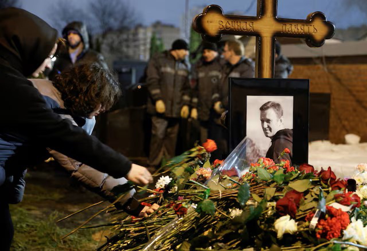 Reuters / Oameni depun flori la mormântul politicianului rus de opoziție Alexei Navalnîi după înmormântarea sa la cimitirul Borisovskoye din Moscova, Rusia, 1 martie 2024