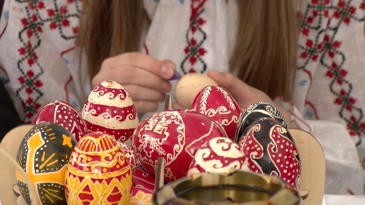 Ateliere de încondeiere a ouălor, organizate la Chișinău: Doritorii primesc toate ustensilele necesare și sunt ghidați de meșteri populari