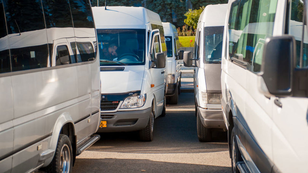 Vehiculele autorizate pentru transportul de pasageri nu pot fi utilizate pentru transportul de mărfuri, avertizează ANTA