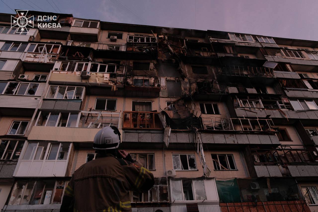 Массированный удар РФ по Киеву: есть попадания по жилым домам и жертвы, повреждено посольство Азербайджана