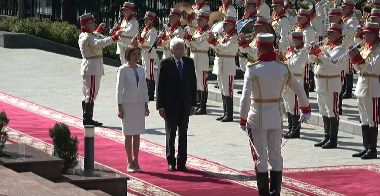 Italian President Sergio Mattarella welcomed with military honors at the Presidency