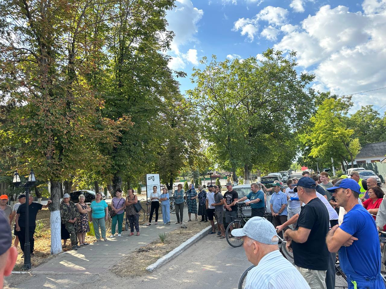 Protest la Puhăceni: localnicii acuză un antreprenor de extracții ilegale pe terenurile satului