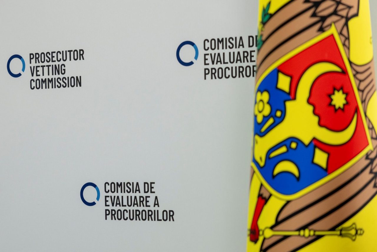 Un membru al Comisiei de evaluare a procurorilor a demisionat, dar procedura continuă fără întreruperi