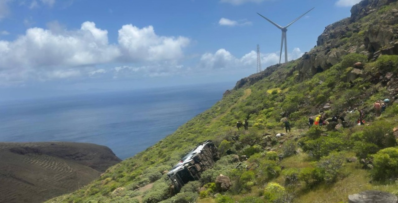 Un mort și 27 de răniți după ce un autobuz cu pasageri britanici a căzut într-o râpă, în Insulele Canare