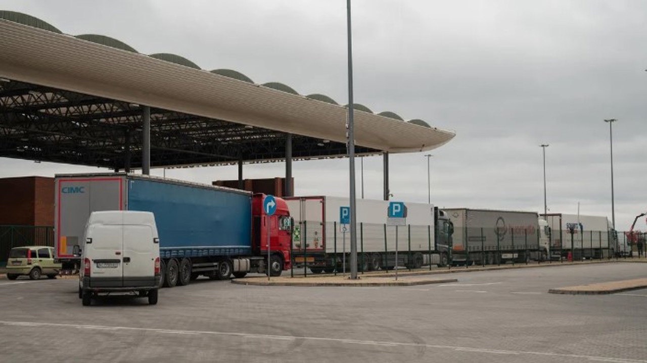 Польские фермеры блокируют КПП на границе с Украиной. Зеленский: "Дело не в зерне, а, скорее, в политике"