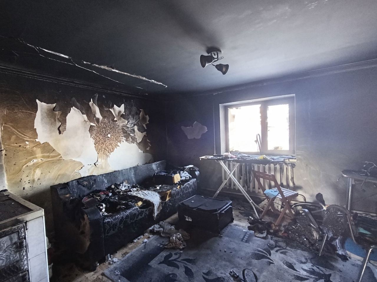 Explozie la Costești, provocată de o scurgere de gaze: un bărbat, transportat la spital cu arsuri grave