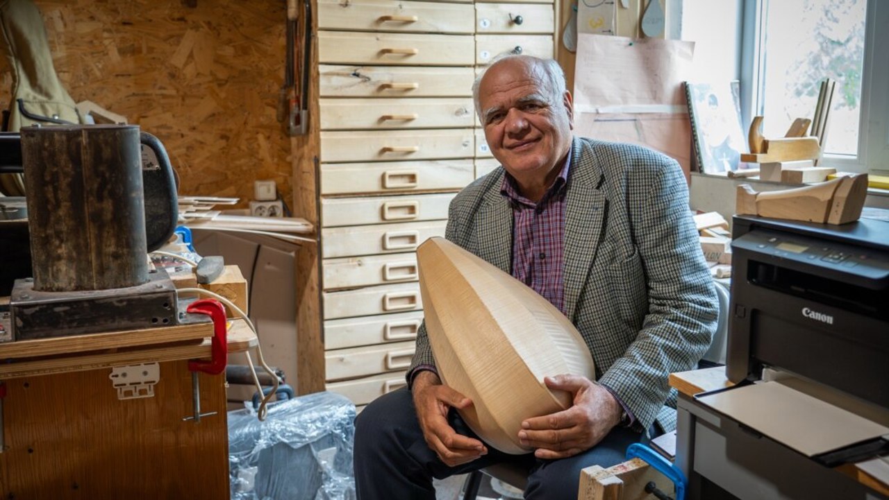 Cobza, „sufletul românesc”. Lutierul Nicolae Dron de la Gura Galbenei salută includerea instrumentului în Patrimoniul UNESCO