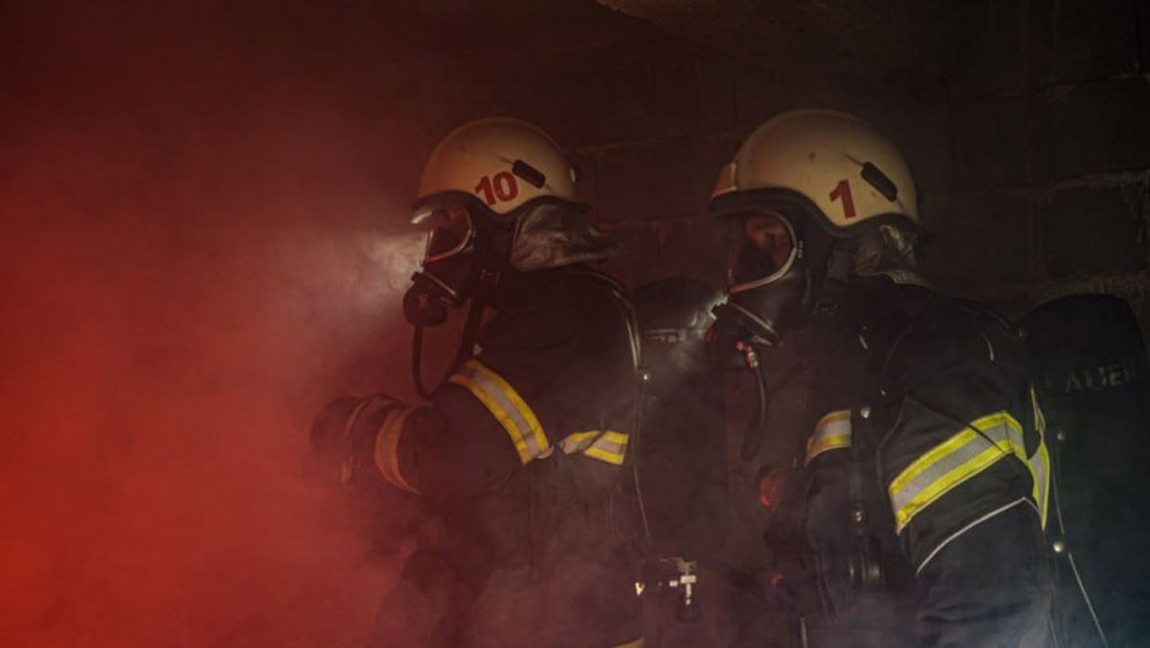 O casă din Bălți, cuprinsă de flăcări. Două persoane, transportate la spital, după ce s-au intoxicat cu monoxid de carbon