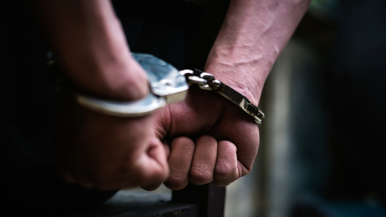 A lovit o polițistă și a amenințat oamenii legii: Un bărbat din Stăuceni, condamnat la un an de detenție