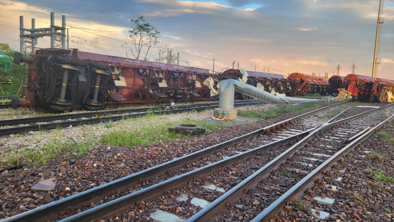 Un tren cu șapte vagoane a fost răsturnat de o tornadă în nordul Italiei  