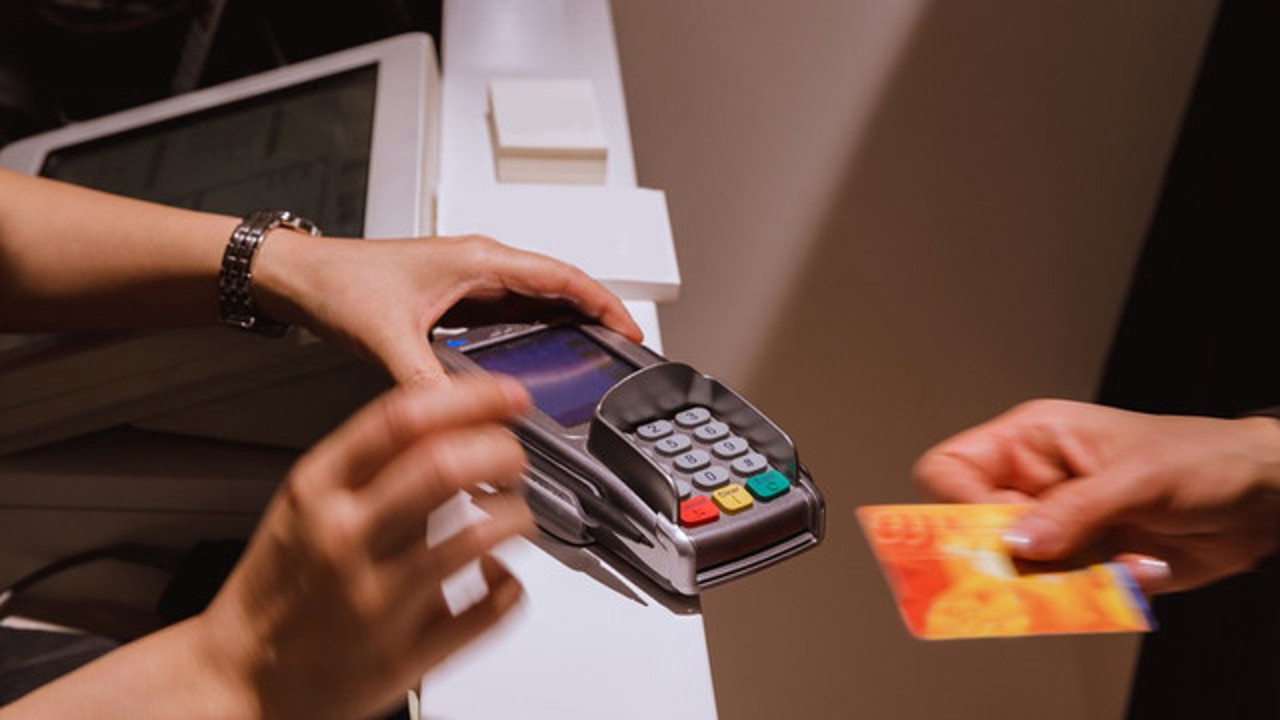 Over 102 million card payments in three months: Economist says the “Revolution” began with travel abroad