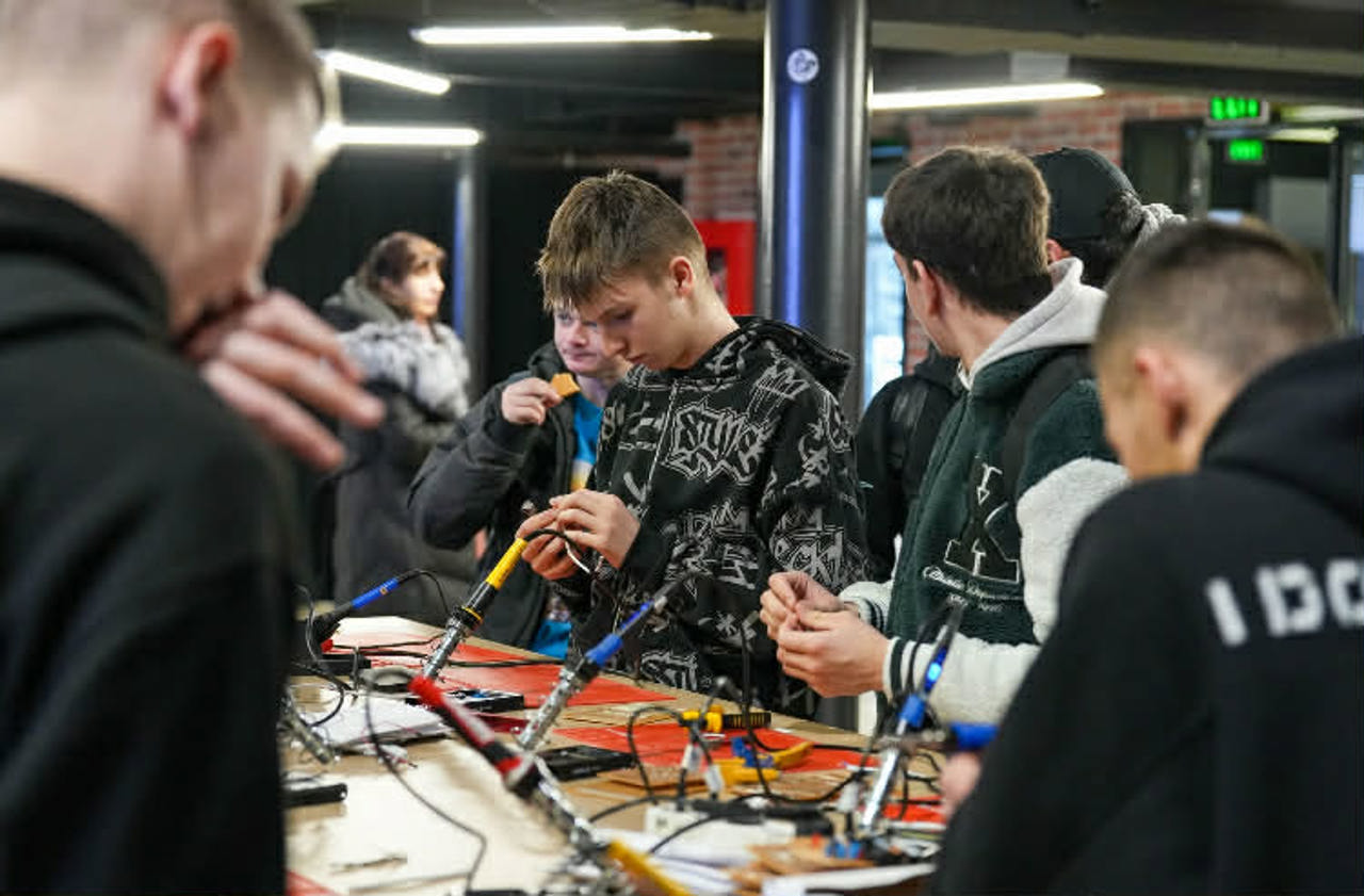 Clubul Tinerilor Makeri: Elevii din învățământul profesional își pot transforma ideile în proiecte reale