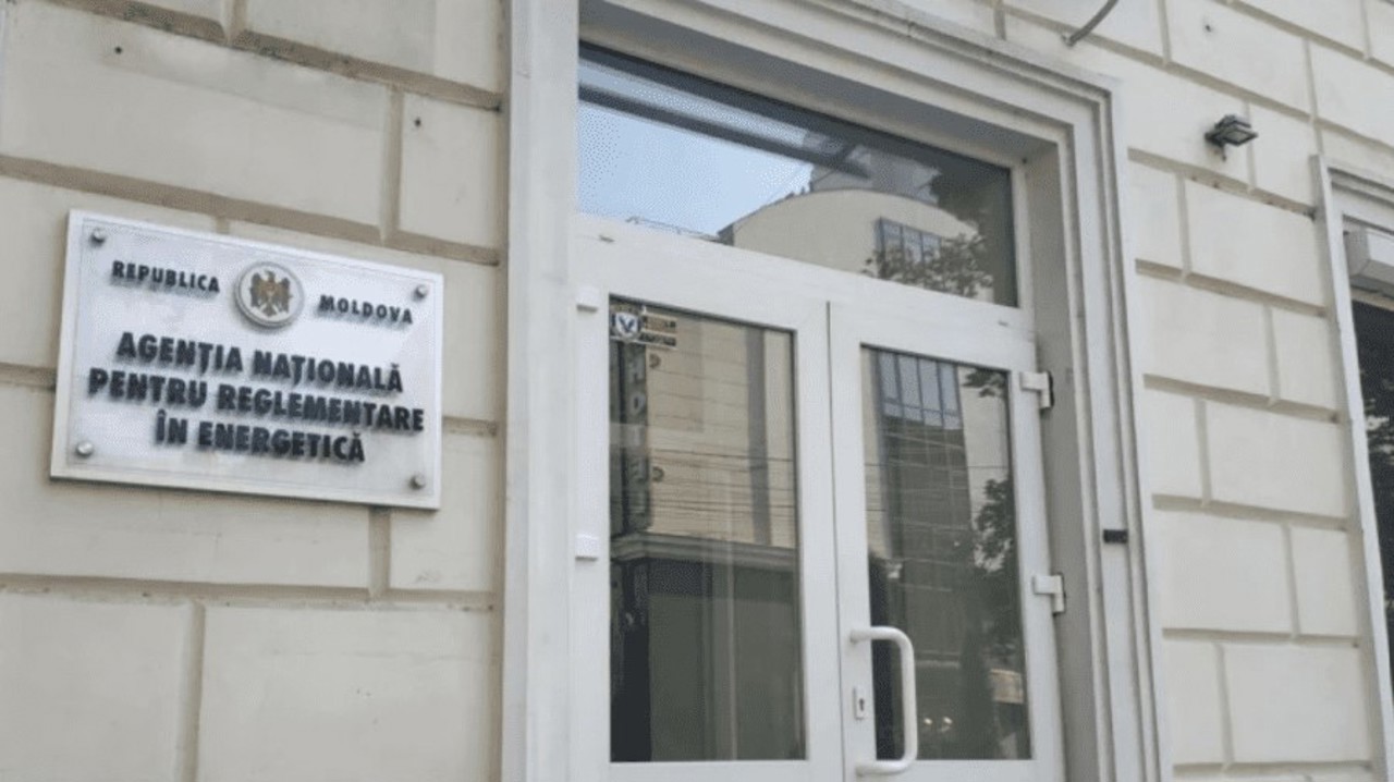 O nouă lege a energiei electrice, adoptată de Parlament, prevede atribuții extinse pentru ANRE