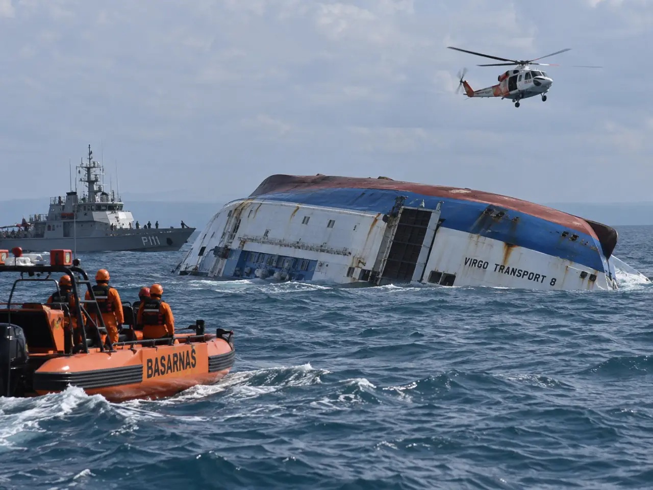 Peste 600 de salvatori indonezieni sunt în căutarea a 130 de pasageri dispăruți, după ce o navă s-a răsturnat în Marea Java