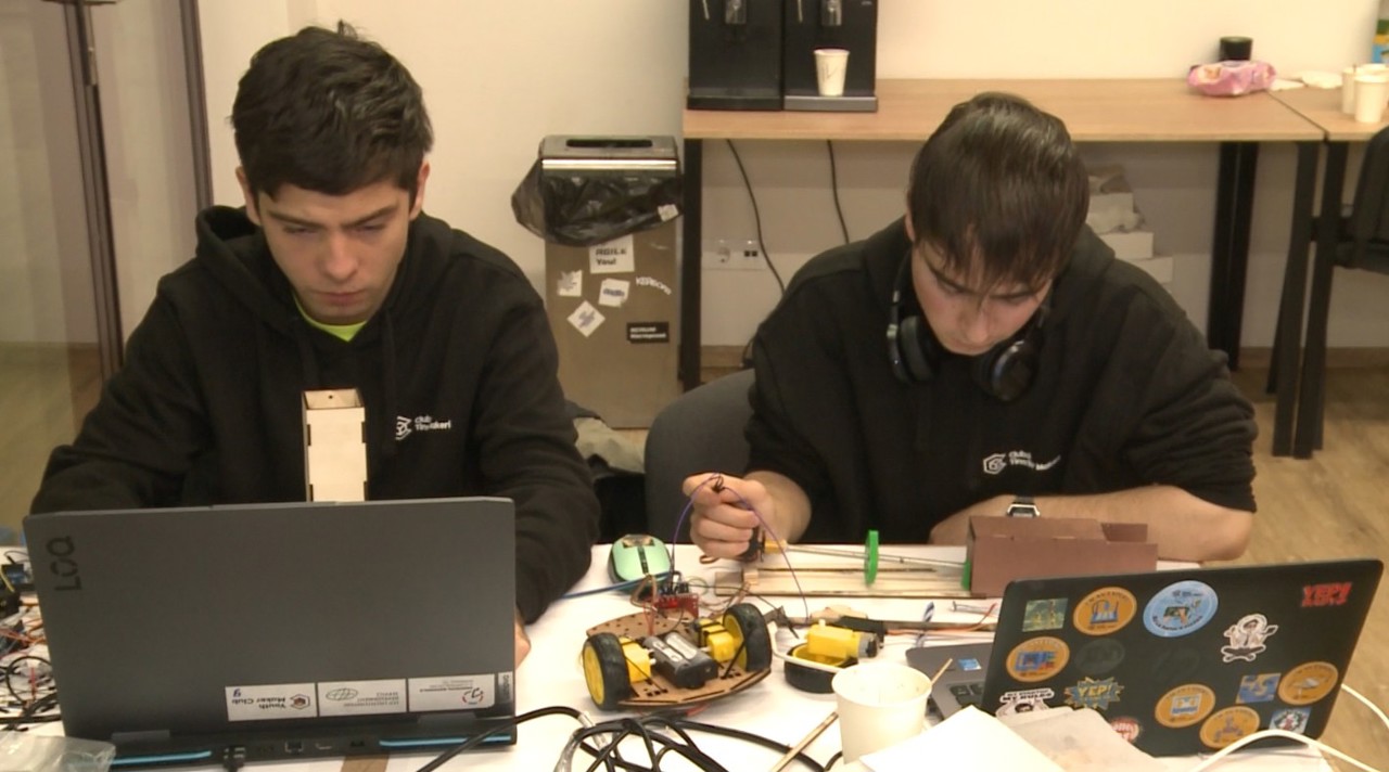 Sania lui Moș Crăciun, reinventată: tinerii au construit un vehicul autonom pentru livrarea cadourilor