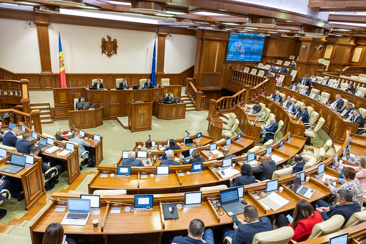 Interdicția de intrare pe teritoriul Republicii Moldova pentru George Simion, subiect de discuții în Parlamentul de la Chișinău