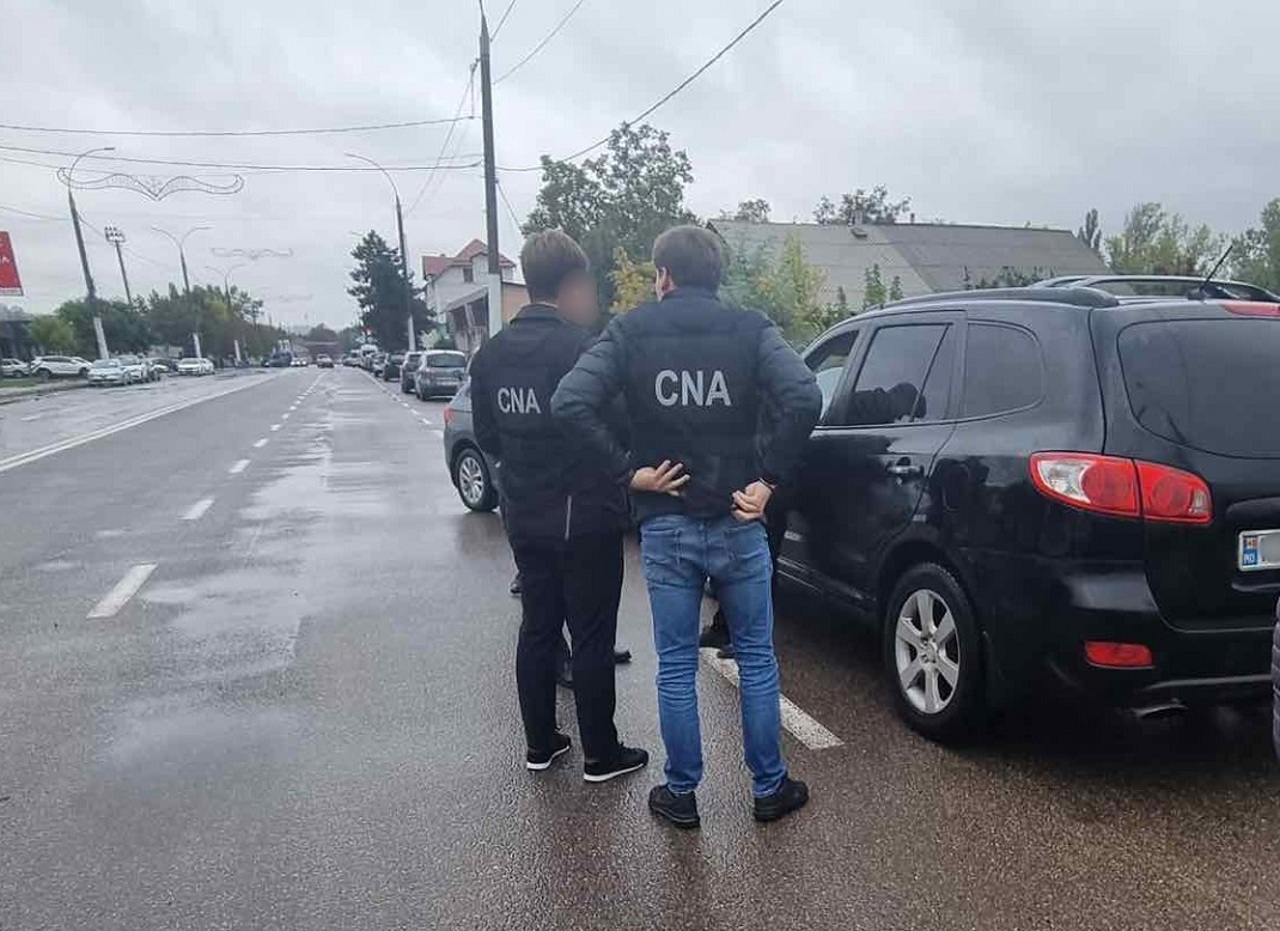 Permis de conducere cu 2.500 de euro, la Bălți: Un bărbat din Chișinău, reținut de CNA