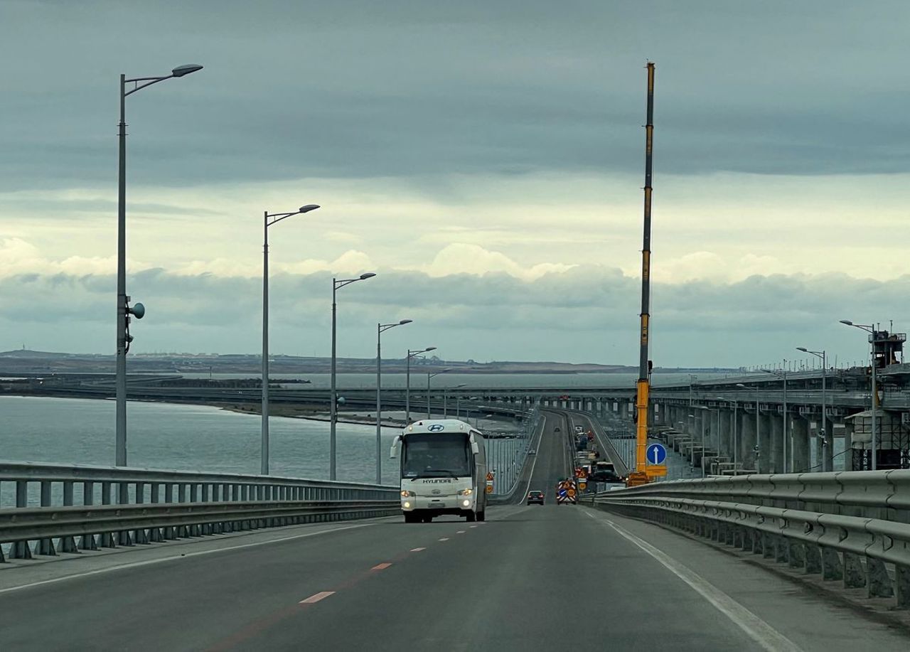 Движение по Крымскому мосту было остановлено из-за взрыва