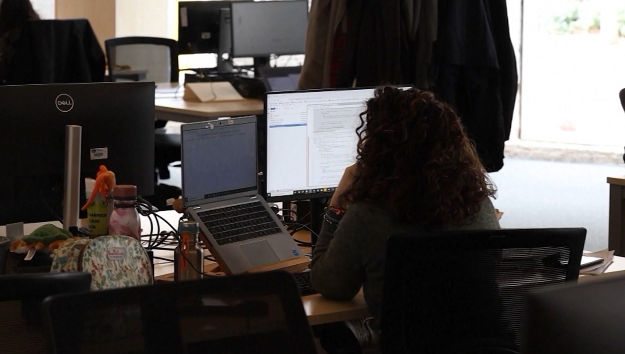 În 2025, peste o sută de jurnaliști au reclamat intimidări. Hărțuirea online, în creștere