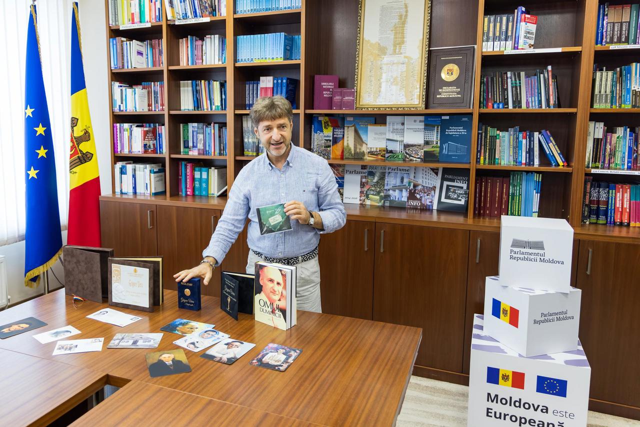 Colecție rară dedicată lui Grigore Vieru, donată Bibliotecii Parlamentului de fiul poetului