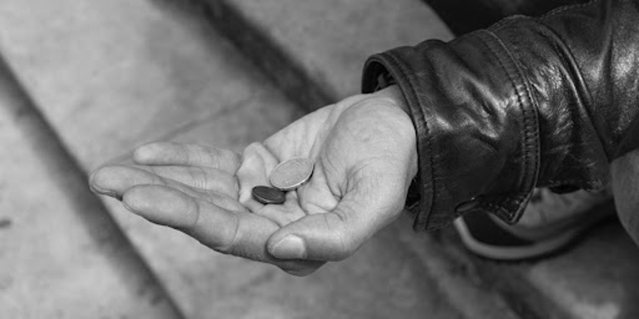 Au pretins că au o dizabilitate locomotorie și cerșeau. Doi bărbați, amendați în capitală 